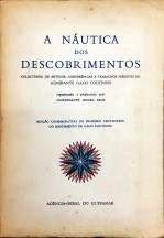 A NÁUTICA DOS DESCOBRIMENTOS. Os descobrimentos maritimos vistos por um navegador. Colectânea de artgos, conferências e trabalhos inéditos do... Organizada e prefaciada pelo Comandante Moura Braz.